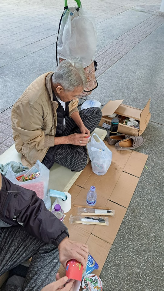 一頓熱食已是無家者年三十最好團年飯。(北河同行相片)