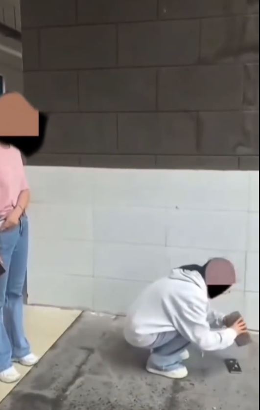 鄭州有教師逼中學生用磚頭砸爛手機惹來批評。抖音@麟州草根