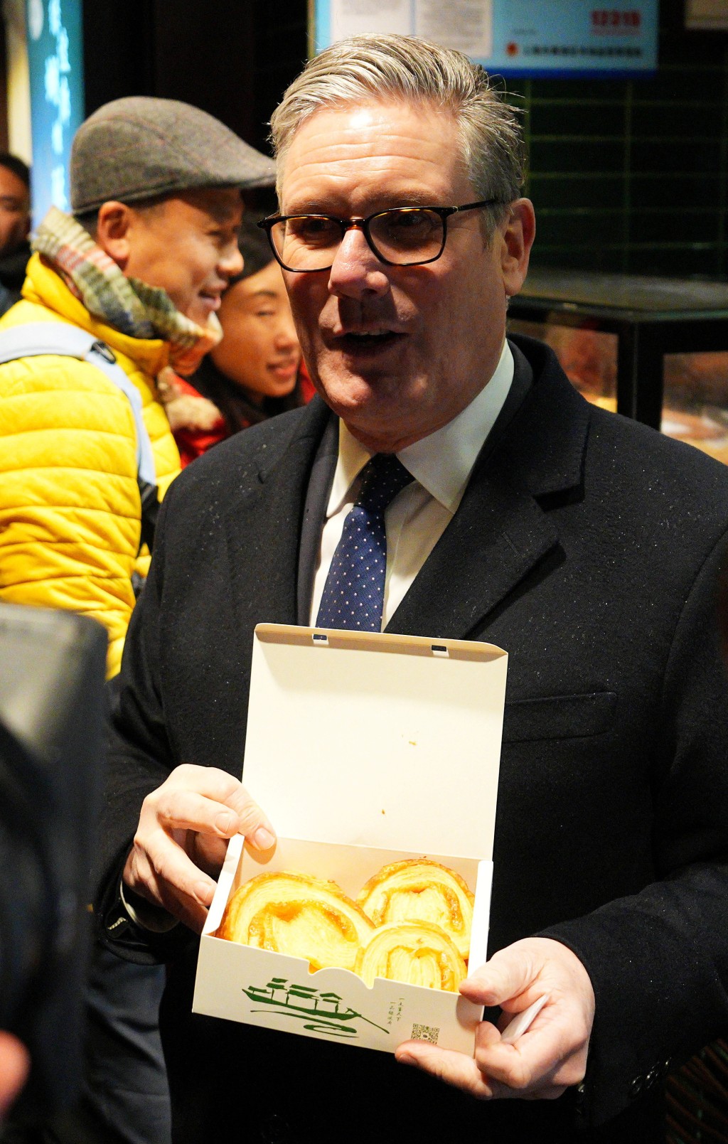 施紀賢在上海豫園買了一盒蝴蝶酥。  路透社