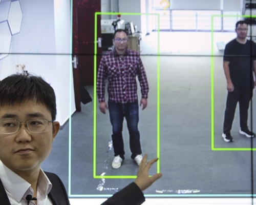 「銀河水滴」CEO黃永禎介紹「步態識別」系統,將以全身特徵作分析。AP