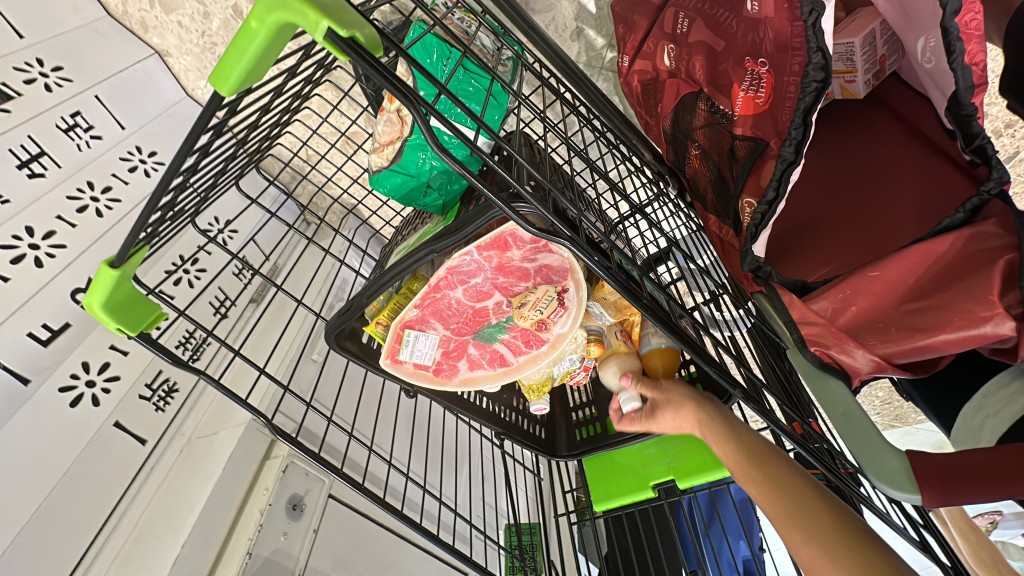 有巿民称“FRESH新鲜生活”作为区内唯一一间大超巿,食物现空缺属正常现象,但未至于“乜都抢”。(刘汉权摄) 有巿民称“FRESH新鲜生活”作为区内唯一一间大超巿,食物现空缺属正常现象,但未至于“乜都抢”。(刘汉权摄)