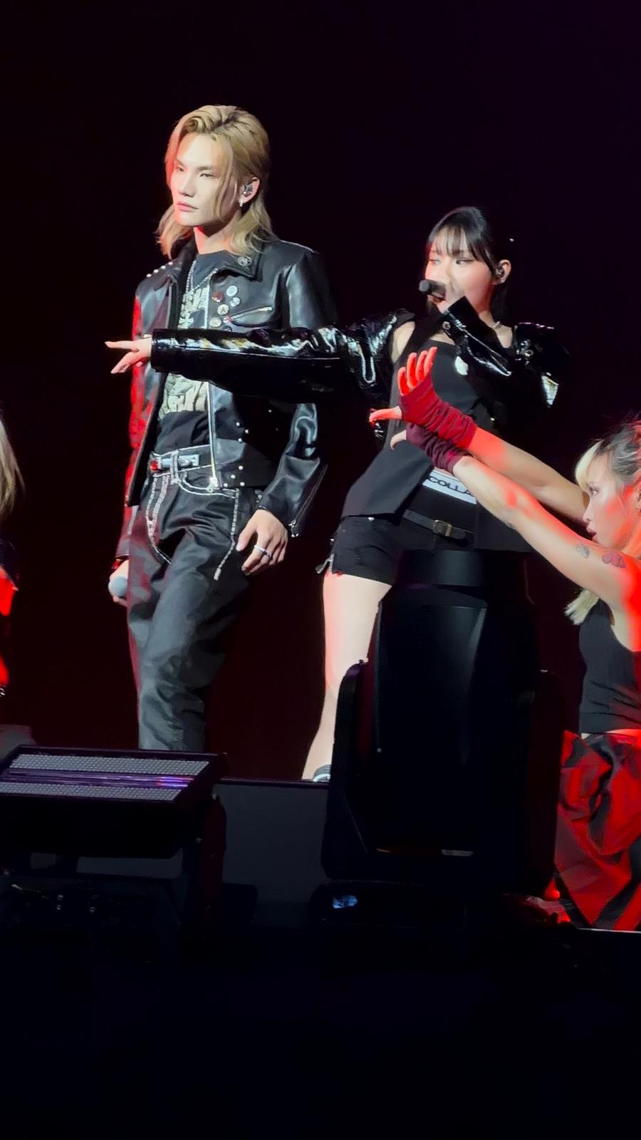 Jeremy與Day合作火辣版《Tie Me Now》。