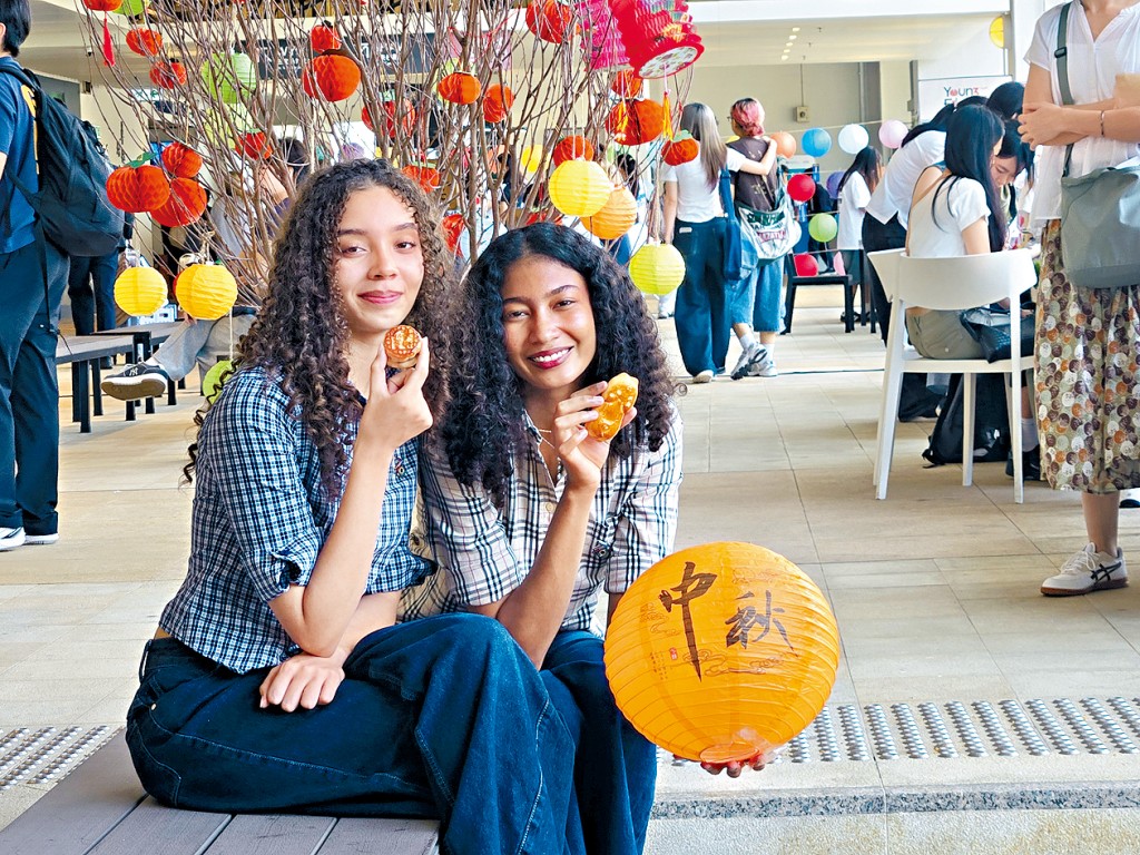 Diana（左）和Marcelle先后入读浸大并获全额奖学金，二人在港度中秋。
