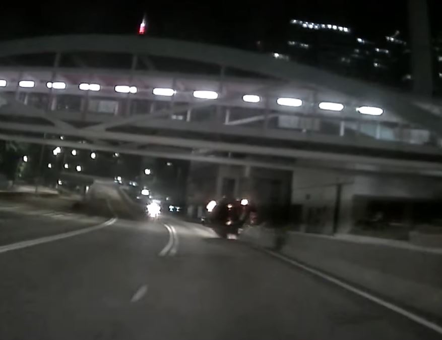 的士繼而向左翻側。fb車cam L（香港群組）影片截圖