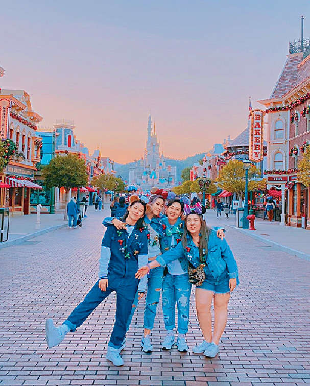 ■歐鎧淳（左二）與倪碧賢（右二）以情侶裝出遊。網上圖片