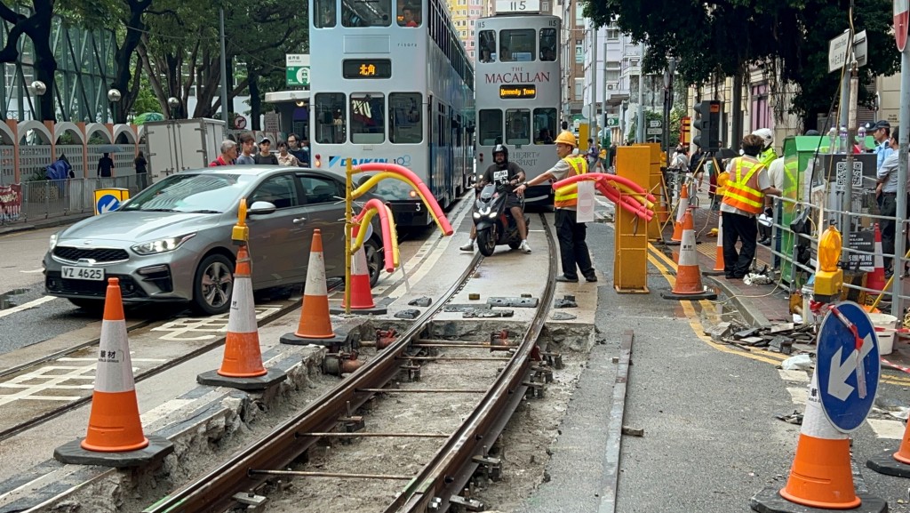 灣仔車輛墮電車軌｜電車公司推兩措施提升司機警覺 籲駕駛者加倍留意