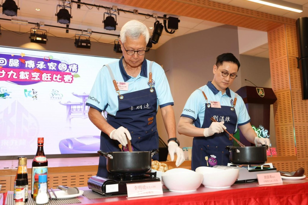 前警務處處長李明逵親自下廚。 前警務處處長李明逵親自下廚。