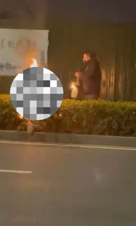 疑兇冷靜地不斷向著火的受害人噴汽油。