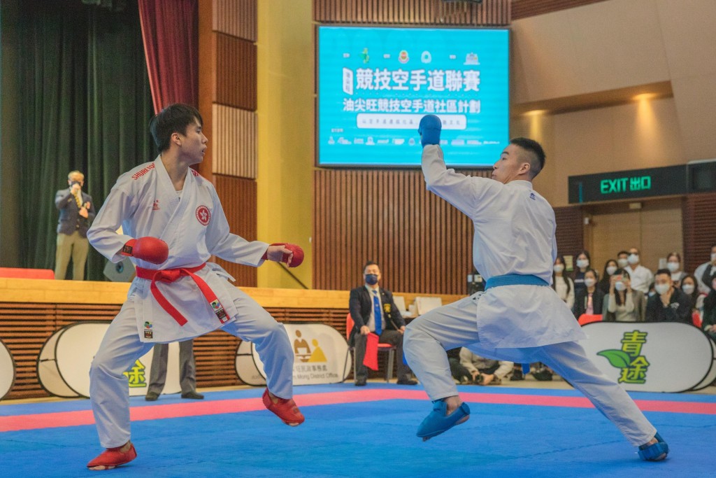 兩位屢於國際賽獲獎的現役香港隊「組手」代表周家謙（右）及鄭栩彬（左），於表演賽進行強強對決。大會提供圖片