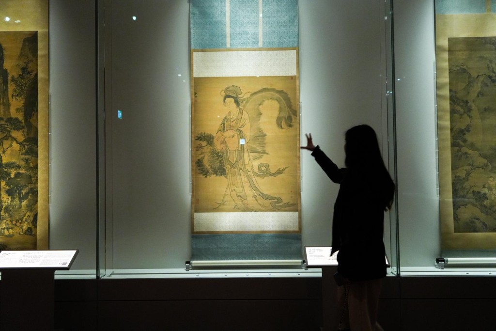 「香港賽馬會呈獻系列：故事新說——故宮博物院藏明代人物畫名品」今日（13日）至6月2日展出。吳艷玲攝