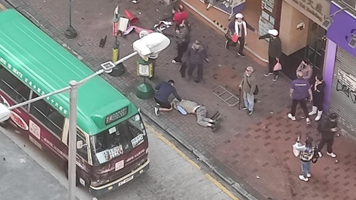 途人被私家車撞傷倒地。fb香港突發事故報料區圖片