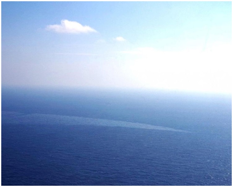 「桑吉號」附近海域出現可見清晰的油污帶。