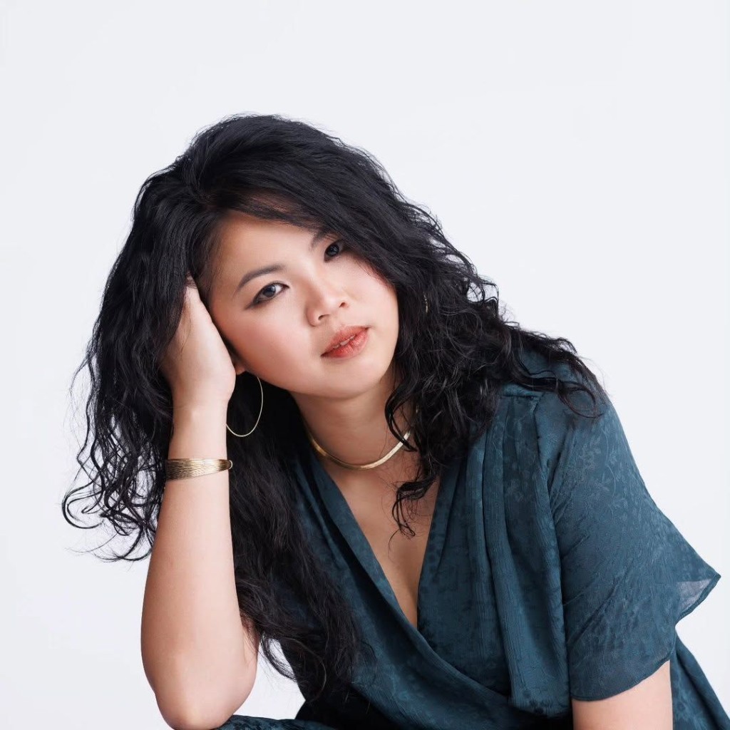 唐藝婷畢業於香港演藝學院及浸會大學。 唐藝婷畢業於香港演藝學院及浸會大學。