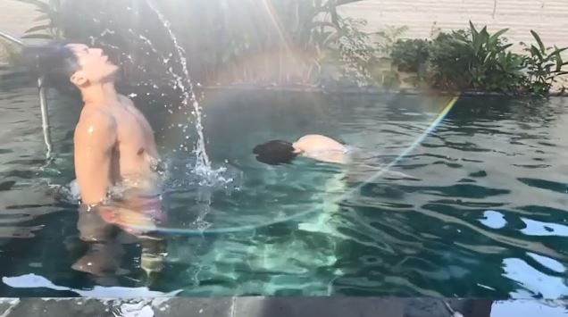 玩撥水髮…