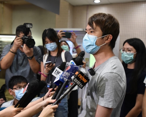 鄺俊宇晚上離開伊利沙伯醫院，指目前獲警方無條件釋放。
