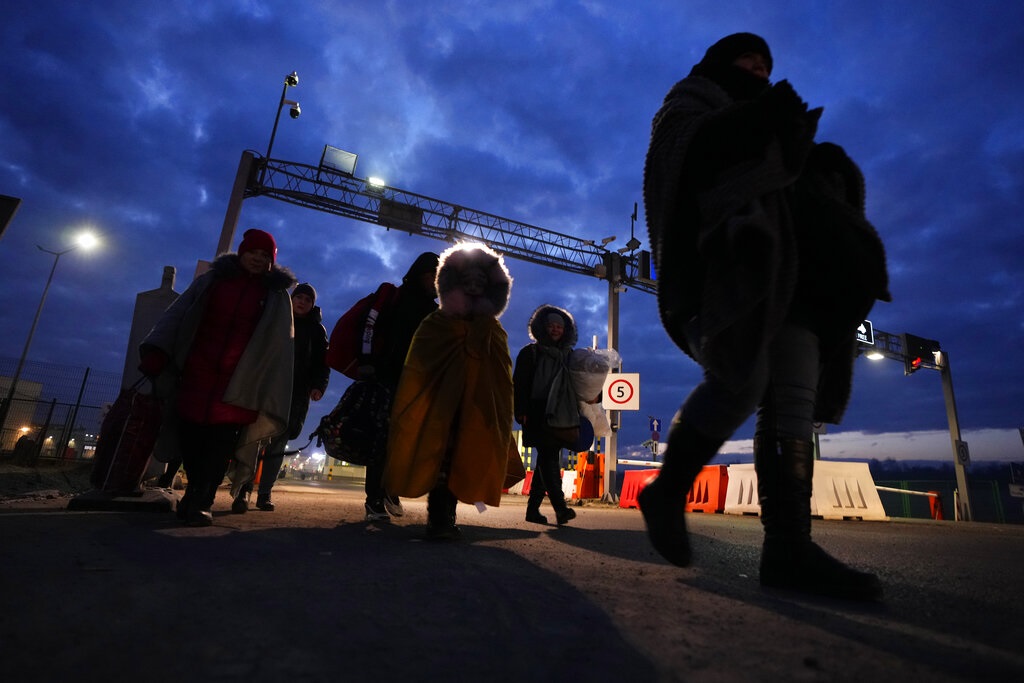 大批烏克蘭民眾逃到鄰國躲避戰火。AP圖片