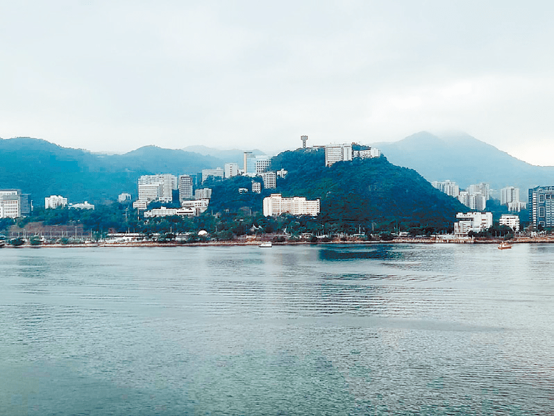 放盤享遼闊沙田海，遠眺香港中文大學。