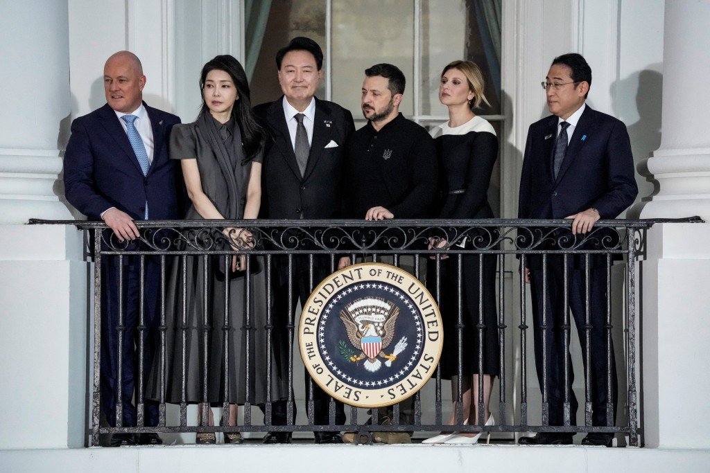 南韓總統尹錫悅（左三）和夫人金建希、烏克蘭總統澤連斯基（右三）及日本首相岸田文雄出席北約峰會晚宴。路透社