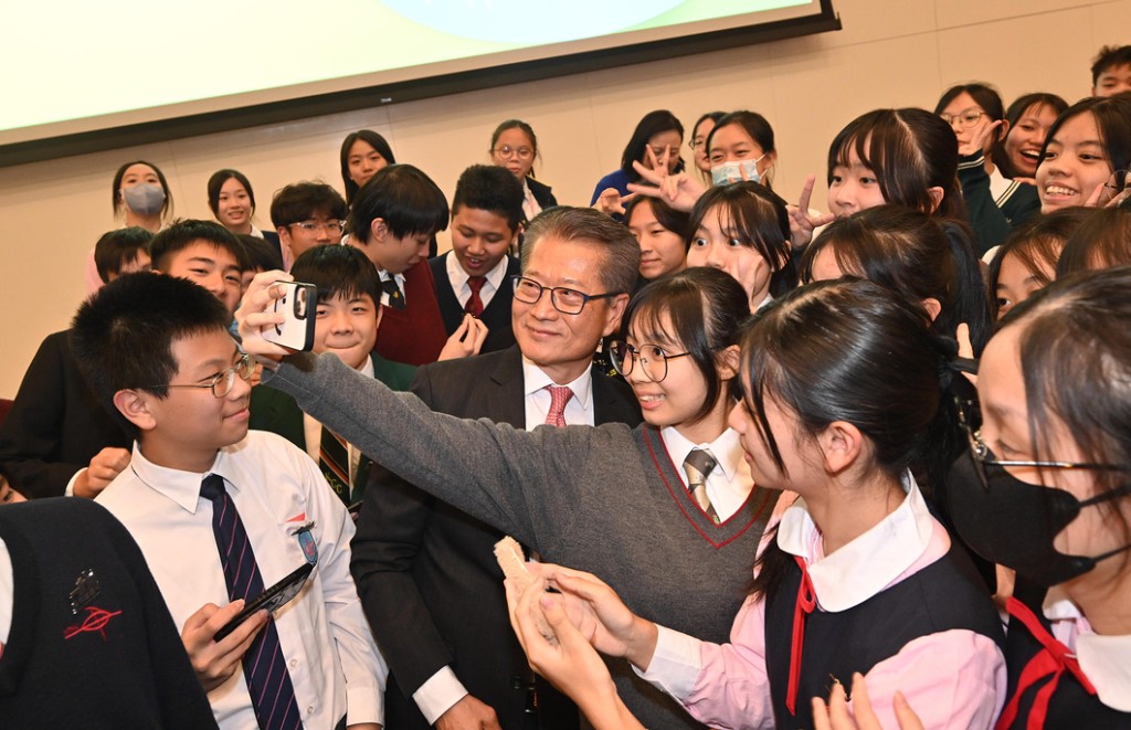 陳茂波出席了「少年財政司」活動，跟幾十位來自不同學校的高中學生交流，聆聽年青人對財政預算案的看法。
