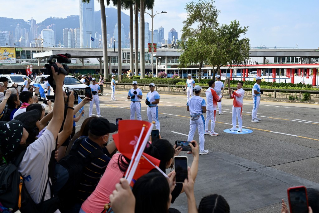 火炬手在尖沙嘴碼頭交接的一刻。劉駿軒攝