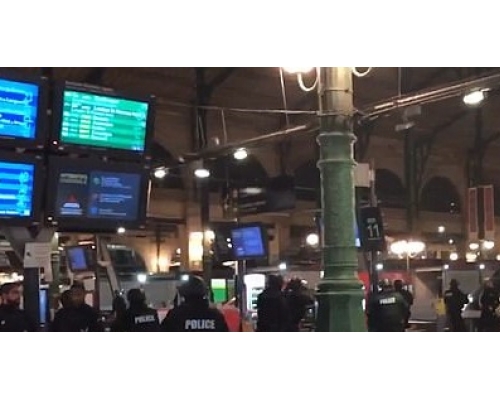 大批荷槍實彈的警員到場,封鎖巴黎火車北站。