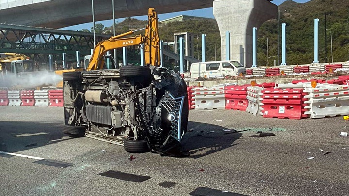 私家車失控撞水馬翻側。fb：車cam L（香港群組）