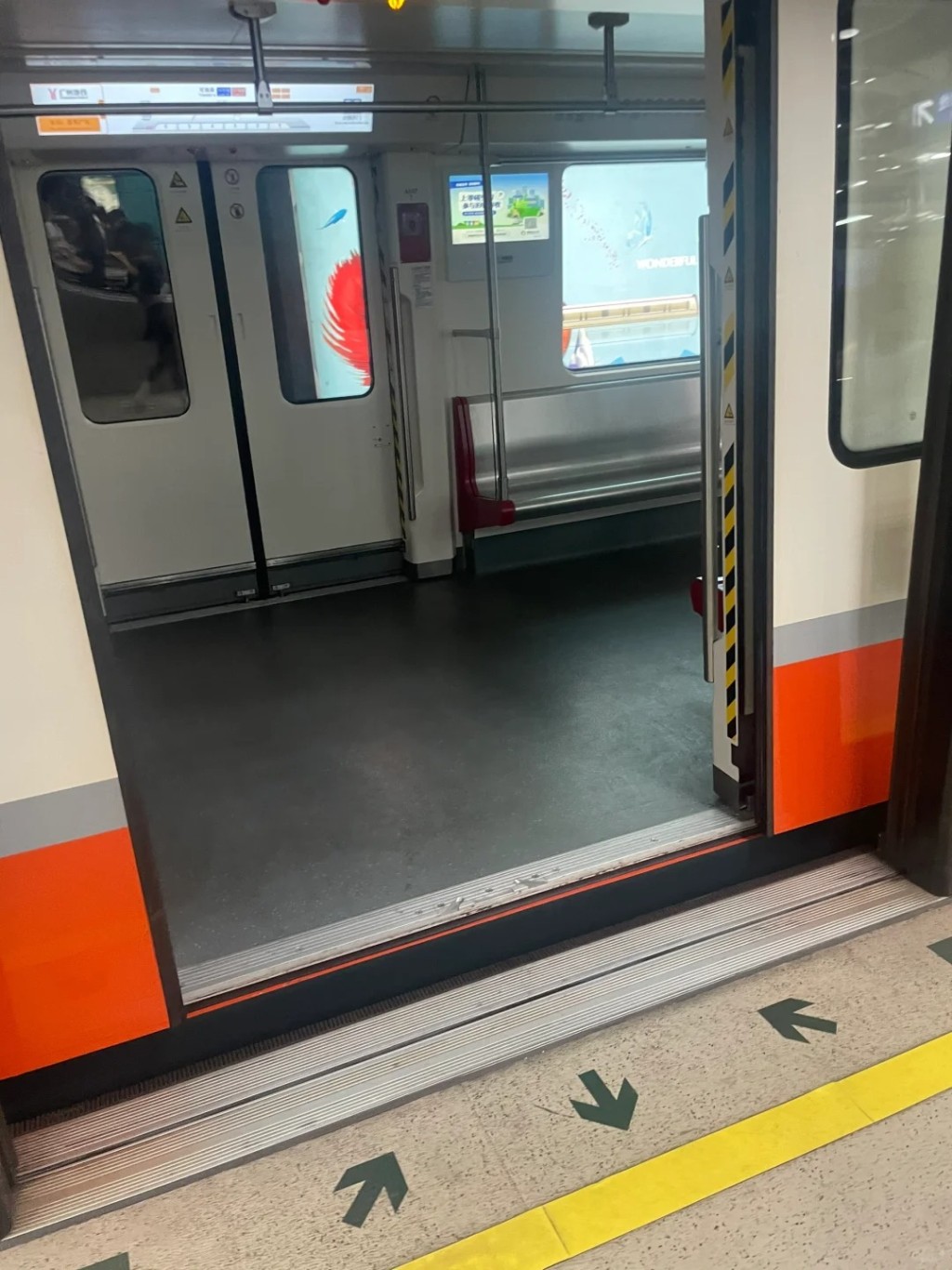 廣州地鐵在車廂中減少燈光。小紅書 廣州地鐵在車廂中減少燈光。小紅書