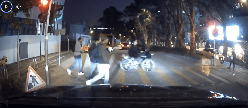 据现场车Cam片段显示，灯号刚转为“绿公仔”，多名途人与自行车男子随即横过马路。fb@皇后山乜都友（下同）