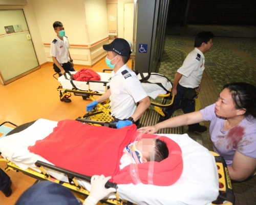 男童送院時清醒,其母親上衣則留下血跡。
