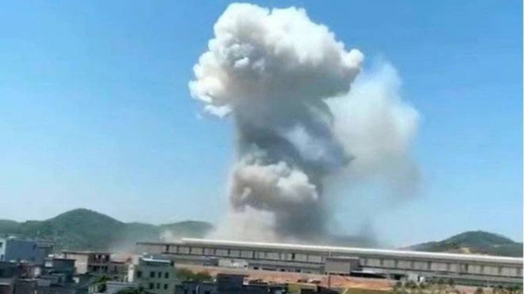 現場升起10多米高的蘑菇雲。網圖
