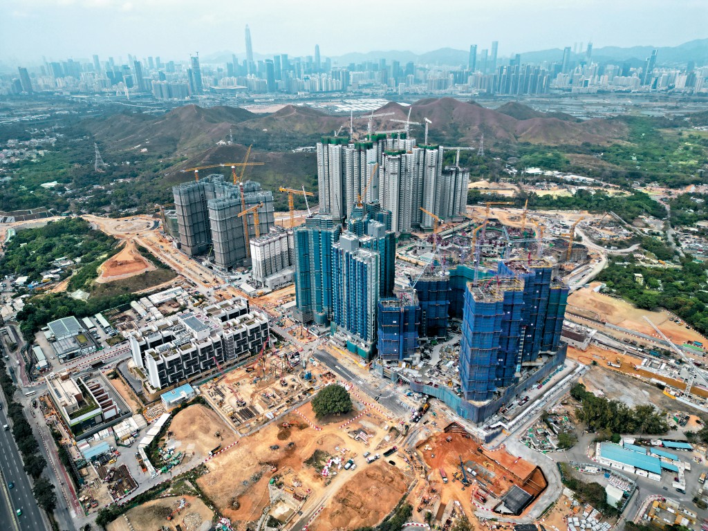 據差估署數據顯示，預測今明兩年共有32340伙私樓落成。