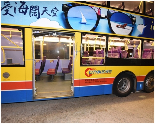 城巴左邊車窗玻璃碎裂。
