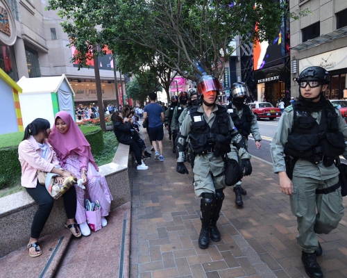 網傳入境處職員批評警方使用過度武力。