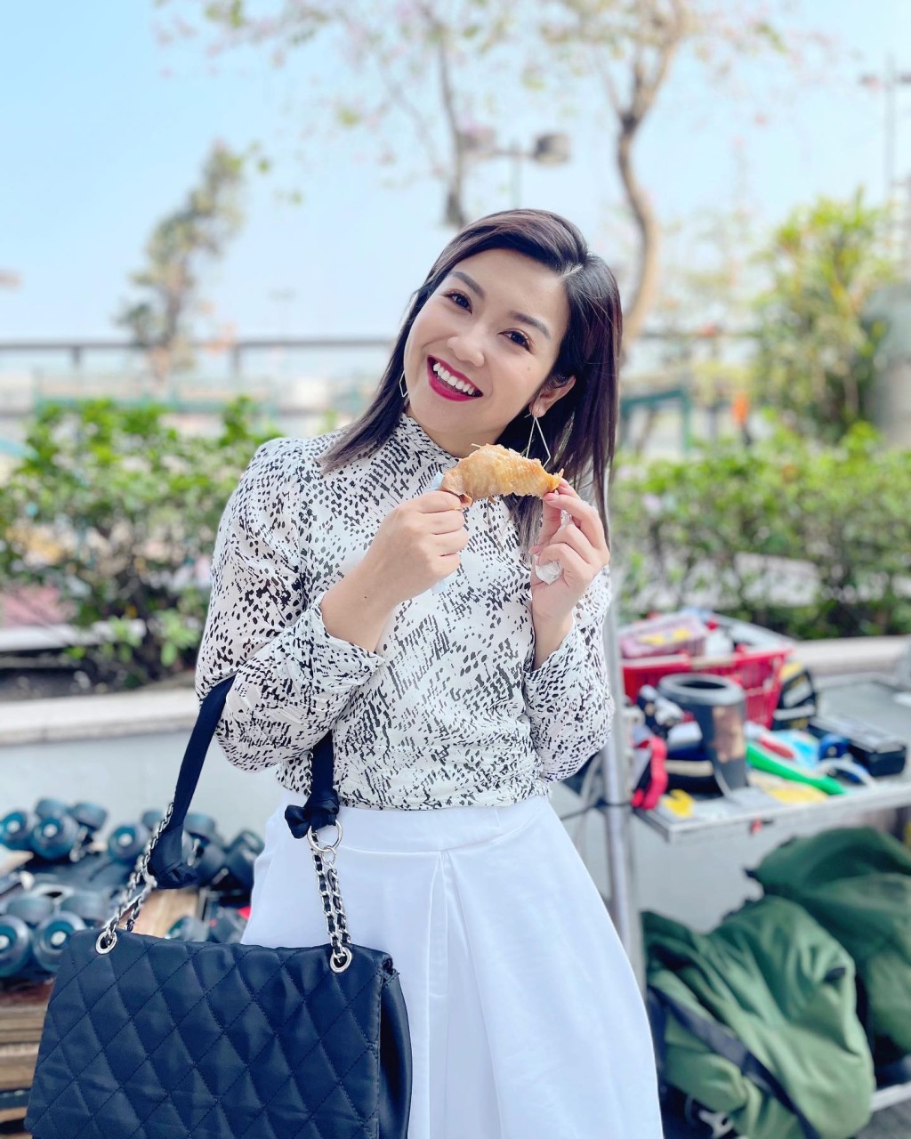 娟姐自《大叔的愛》後,師奶印象深入民心,但其實她今年1月才剛踏入34歲,未夠年齡參選。 娟姐自《大叔的愛》後,師奶印象深入民心,但其實她今年1月才剛踏入34歲,未夠年齡參選。