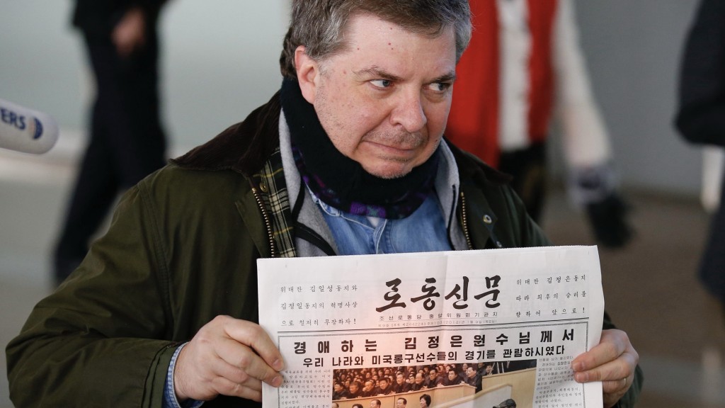 一名美國遊客赴北韓看NBA籃球友誼賽後，買了一份《勞動新聞》做紀念品。路透社