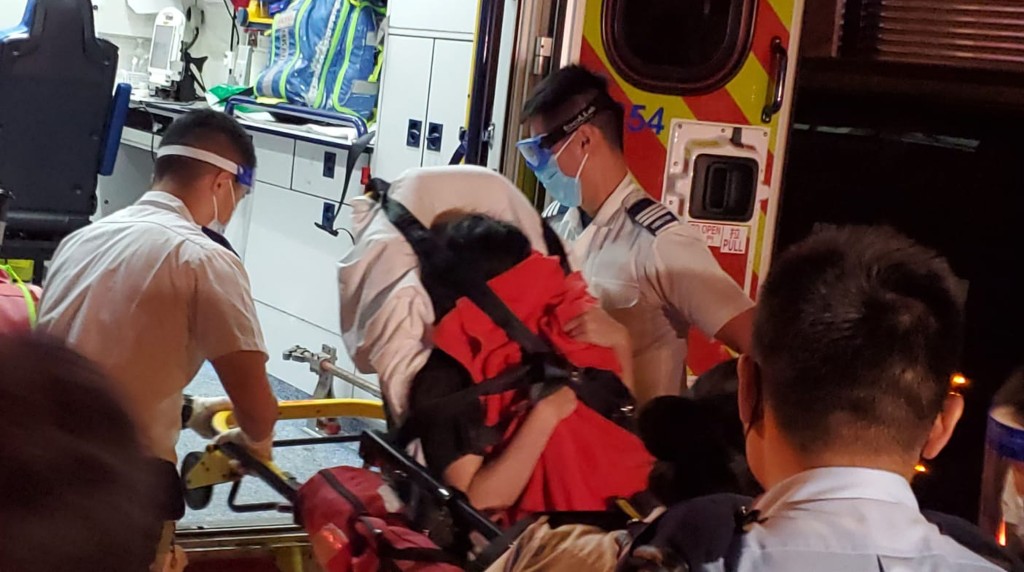 獲救女子由救護車送院檢驗。