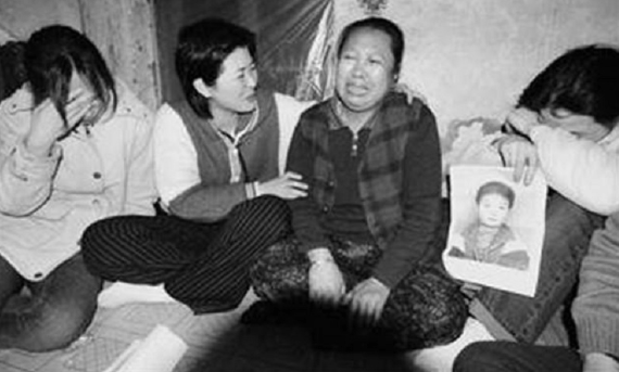 受害人家屬。 受害人家屬。