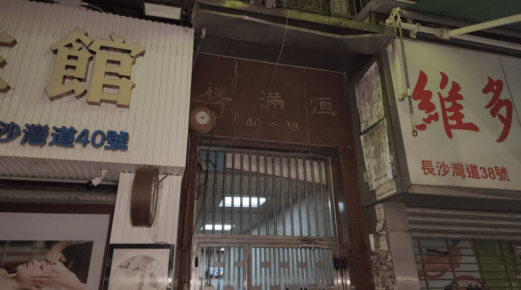 警方晚上從案發單位取走多袋證物。黎志偉攝 警方晚上從案發單位取走多袋證物。黎志偉攝