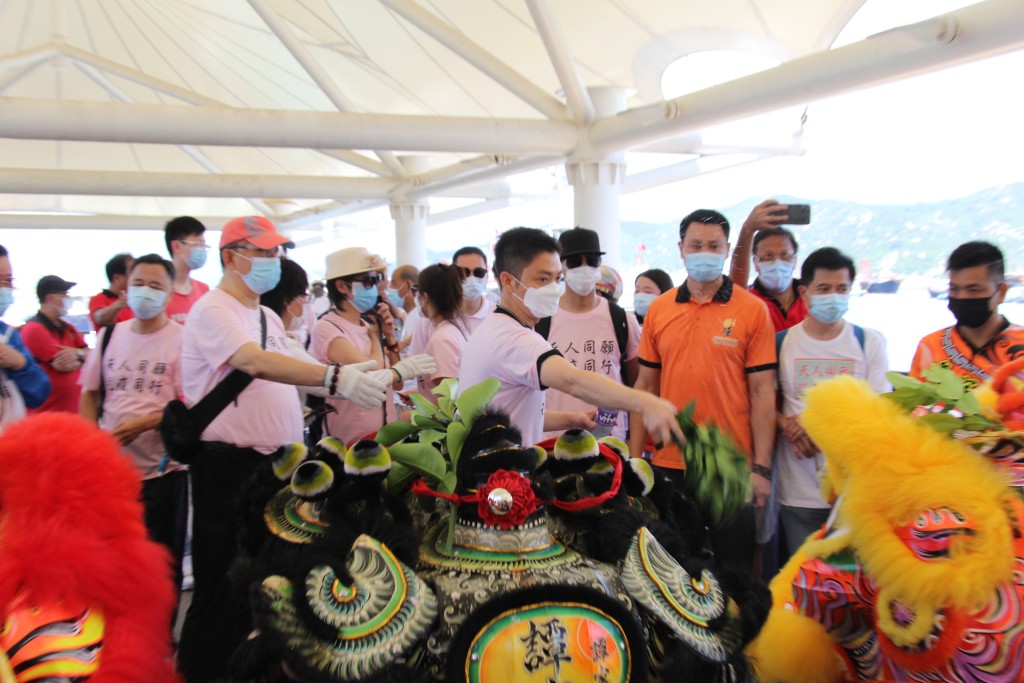 落船后，李博士即以沾满水的碌柚叶拍打狮头。