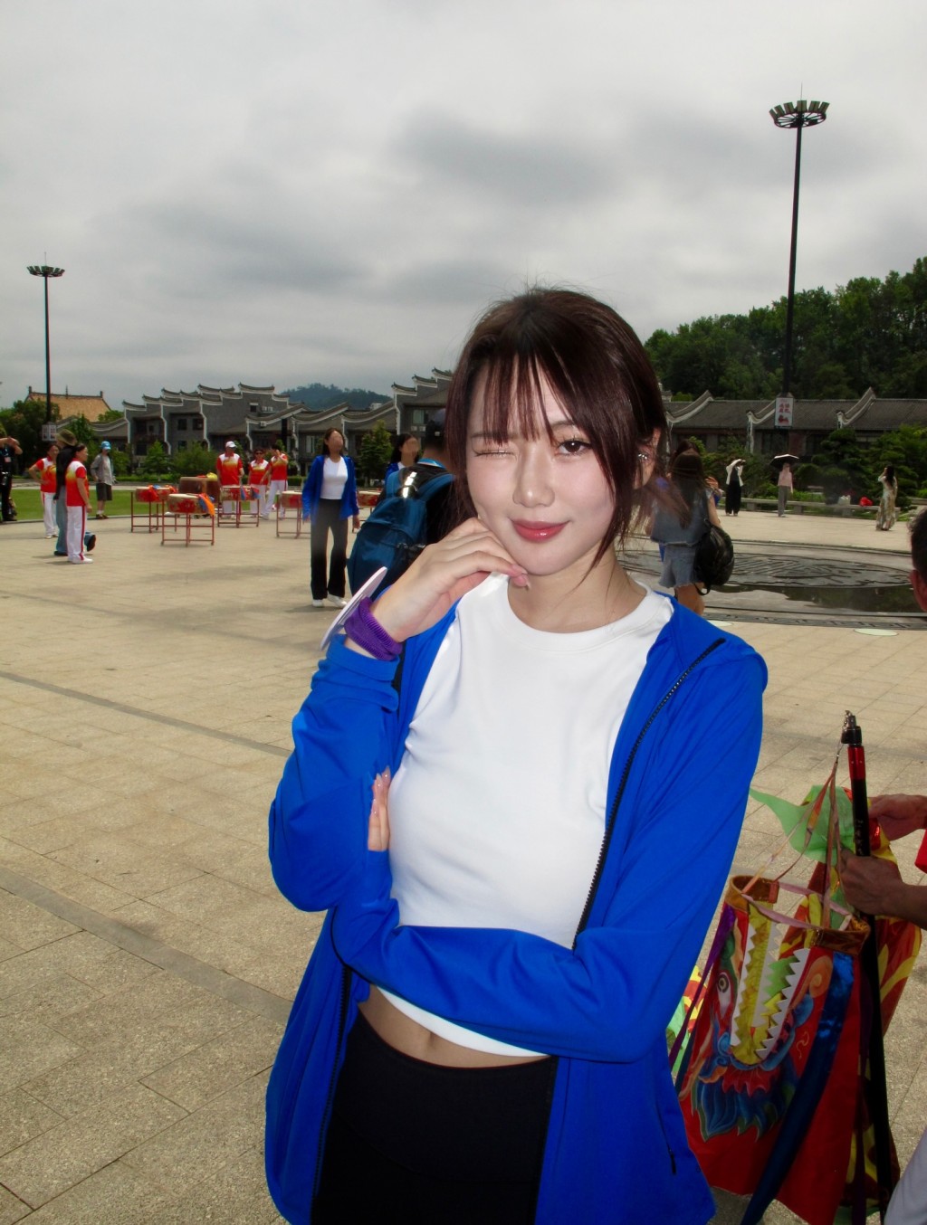 在外景拍攝期間,李澄晴俏皮地對着鏡頭單眼放電。 在外景拍攝期間,李澄晴俏皮地對着鏡頭單眼放電。