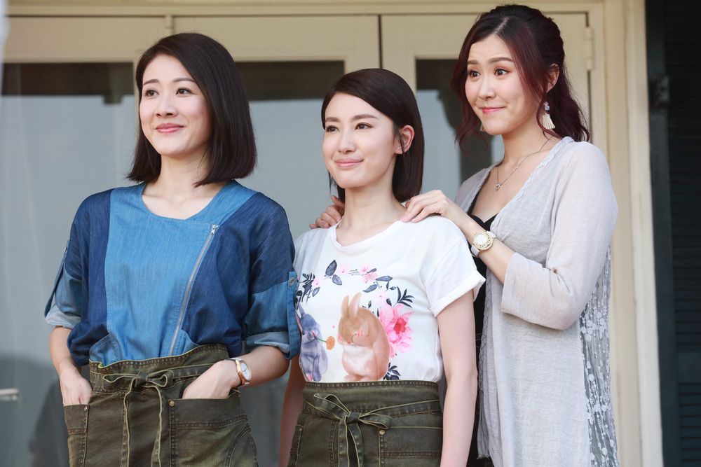 邓佩仪在新剧中，与蒋家旻和刘佩玥因为一个渣男而反面成仇。