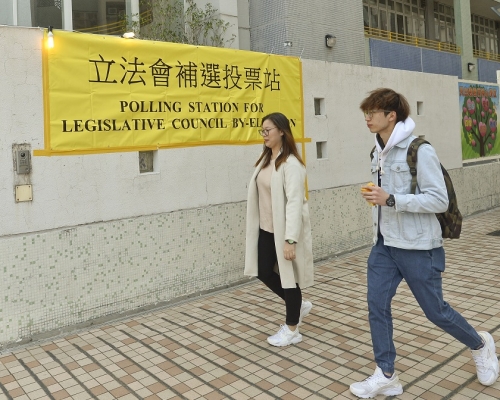 選民陸續到指定票站投票。