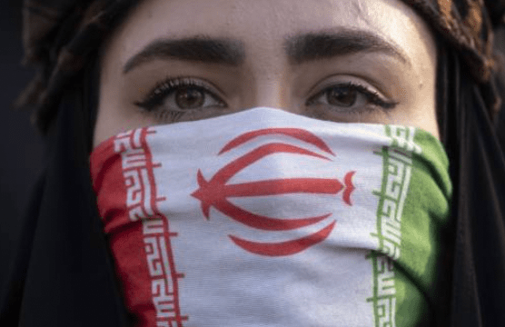 數以萬計的伊朗群眾上街示威，反對美國干預伊朗內政。法新社