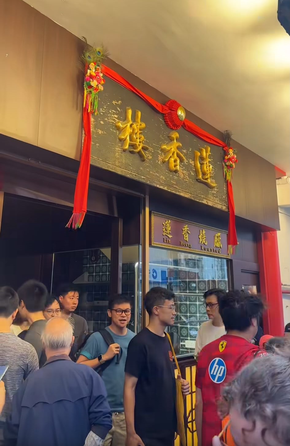 大批球迷更於凌晨3時許到酒樓門口排隊等入場「霸靚位」。lesterlaut@Threads 大批球迷更於凌晨3時許到酒樓門口排隊等入場「霸靚位」。lesterlaut@Threads
