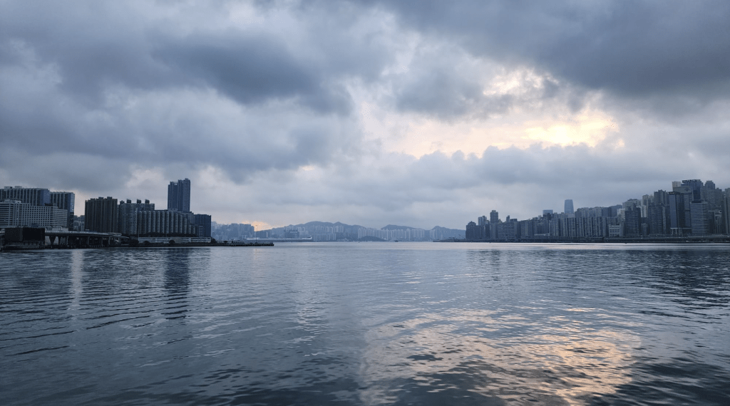 天文台于早上7时表示，未来两三小时香港广泛地区可能受大雨影响。黎志伟摄