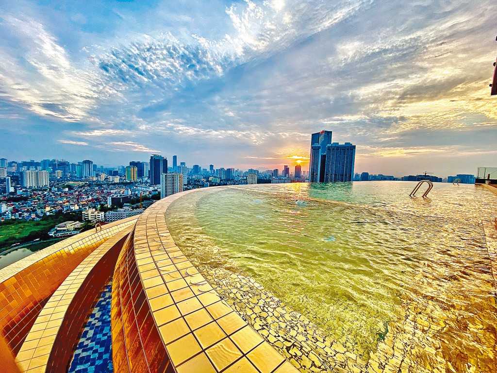 河內Dolce by Wyndham Hanoi Golden Lake酒店的黃金泳池極為矚目。
