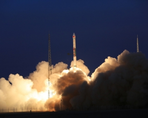 快舟一號以一箭雙星方式將全球多媒體衛星送進軌道。（新華社）