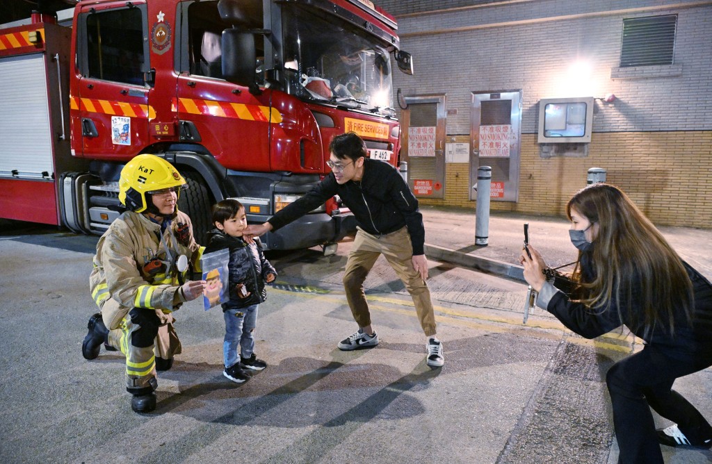 小朋友將親手繪製謝卡與畫像,送贈消防人員。蘇正謙攝 小朋友將親手繪製謝卡與畫像,送贈消防人員。蘇正謙攝