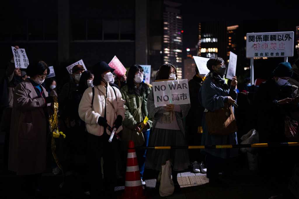 數百民眾抗議高市涉台言論，日本首相官邸前示威。 美聯社