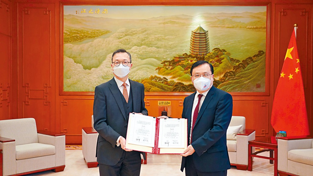 外交部駐港特派員公署副特派員方建明與律政司司長林定國（左），進行簽署儀式。